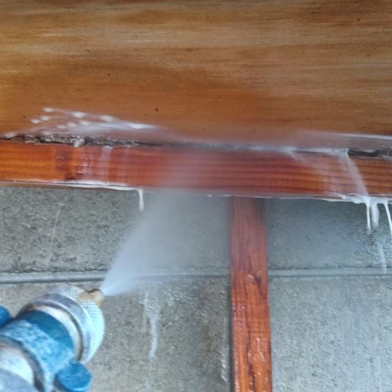 玄関の木部にシロアリ駆除剤を散布