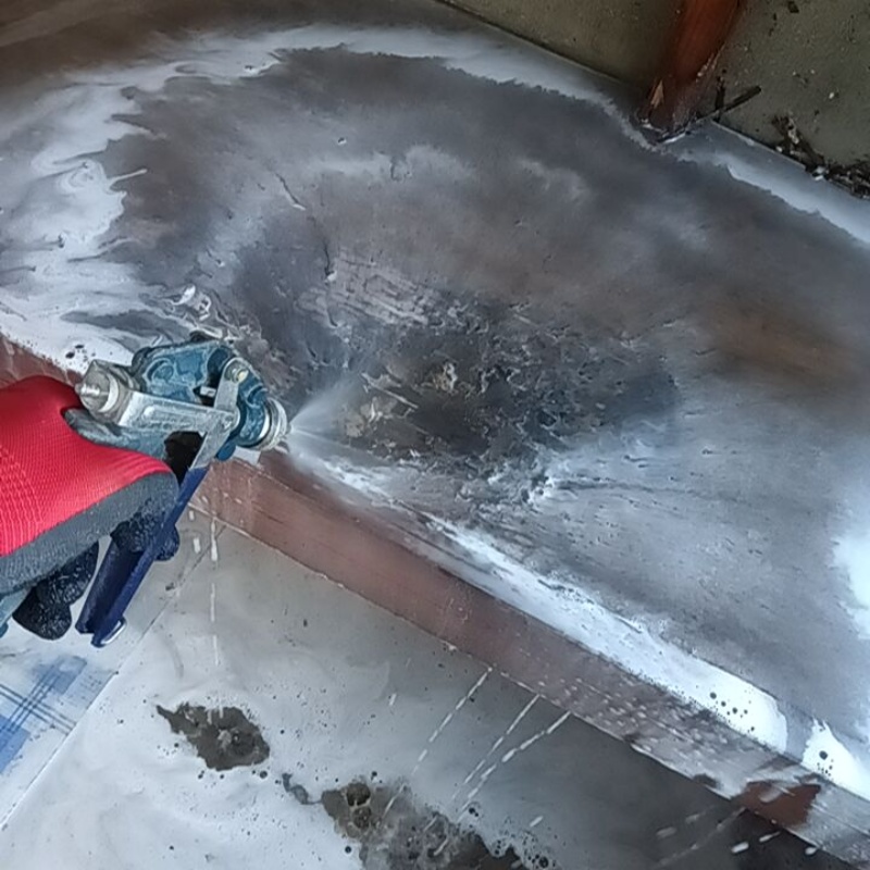 屋外の地面にシロアリ駆除剤を散布