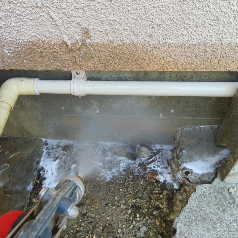 屋外の地面にシロアリ駆除剤を散布