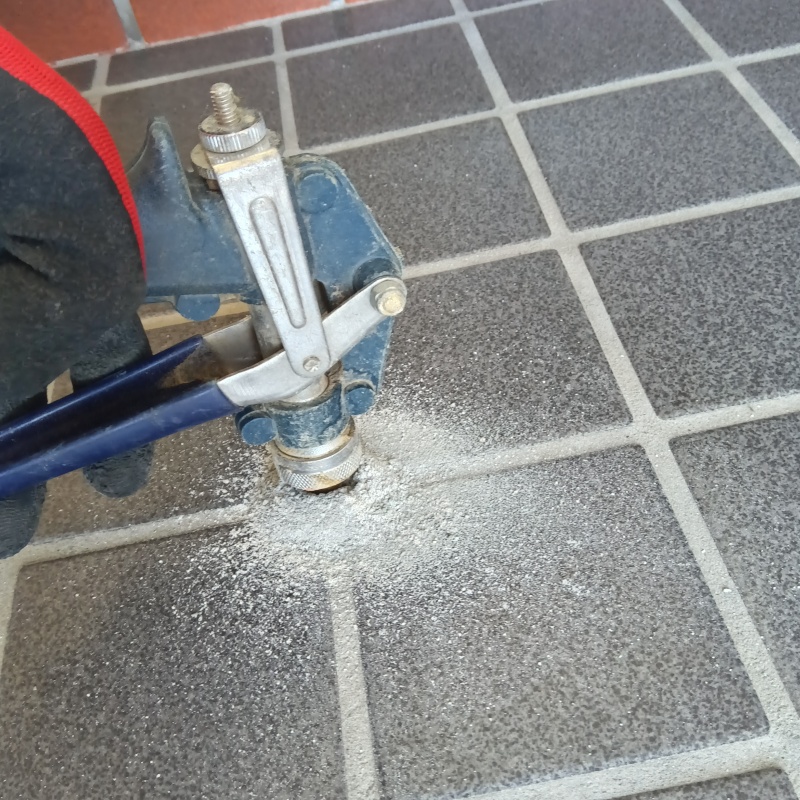 床にシロアリ駆除剤を注入