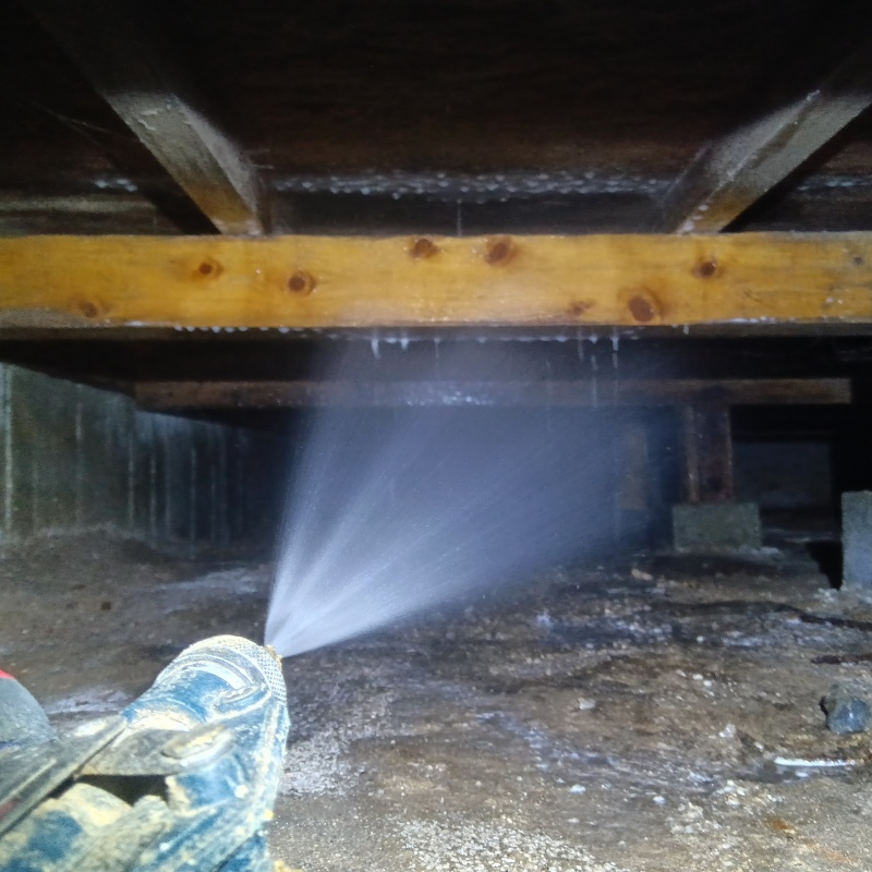 床下の木材にシロアリ駆除剤を散布