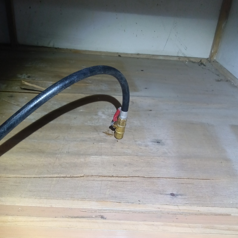 押し入れの床にシロアリ駆除剤を注入