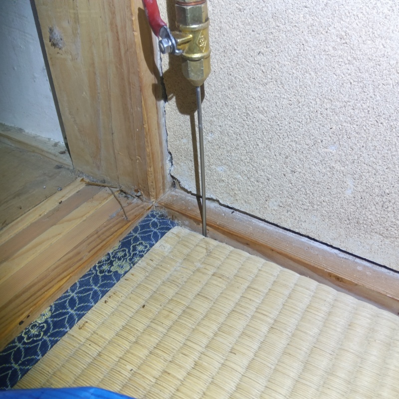 畳にシロアリ駆除剤を注入