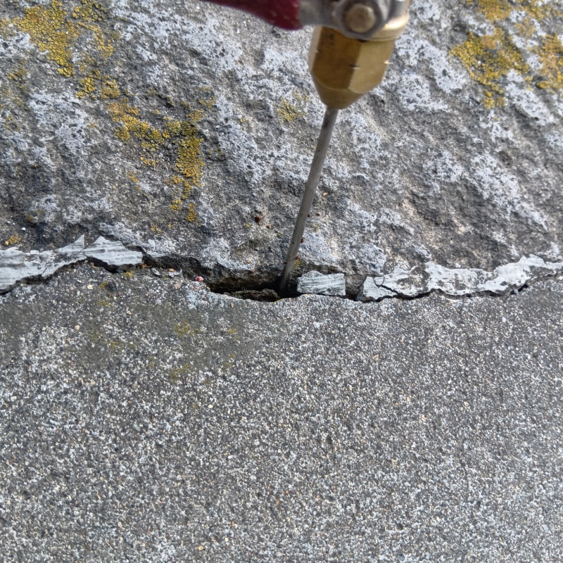 地面にシロアリ駆除剤を注入