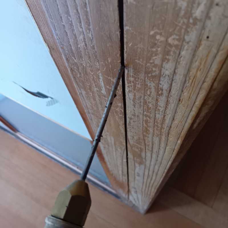 柱にシロアリ駆除剤を注入