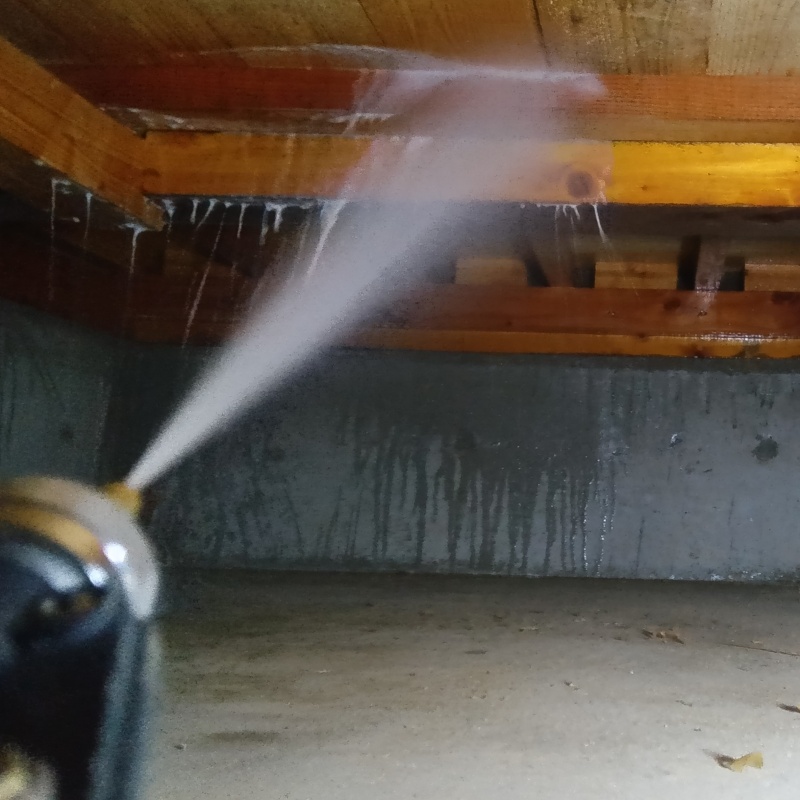 床下の木材にシロアリ駆除剤を散布