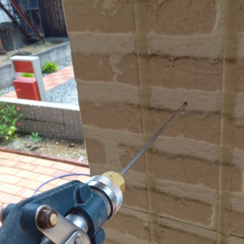 柱にシロアリ駆除剤を注入