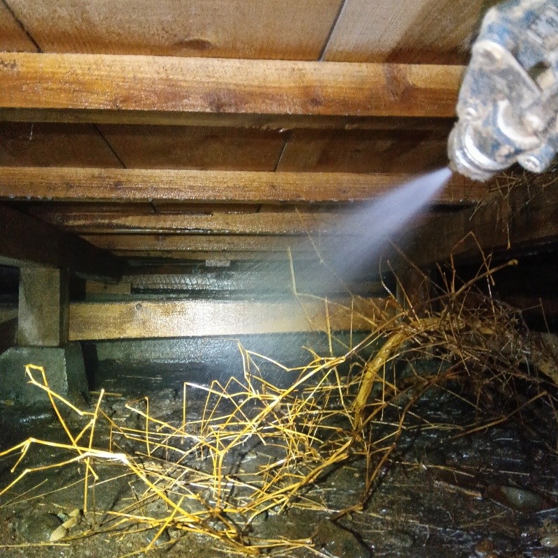 床下の地面にシロアリ駆除剤を散布