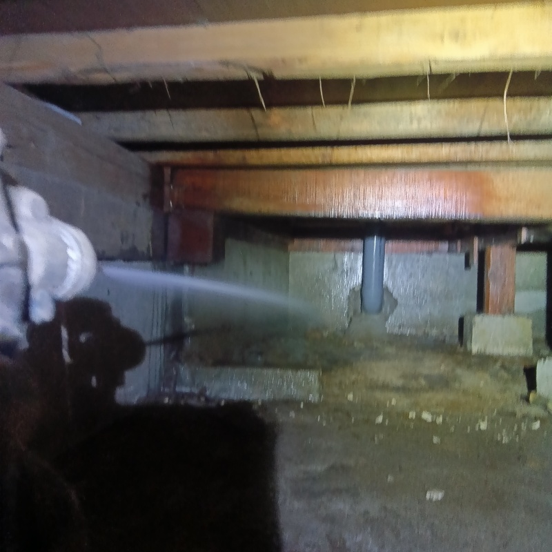 床下の地面にシロアリ駆除剤を散布