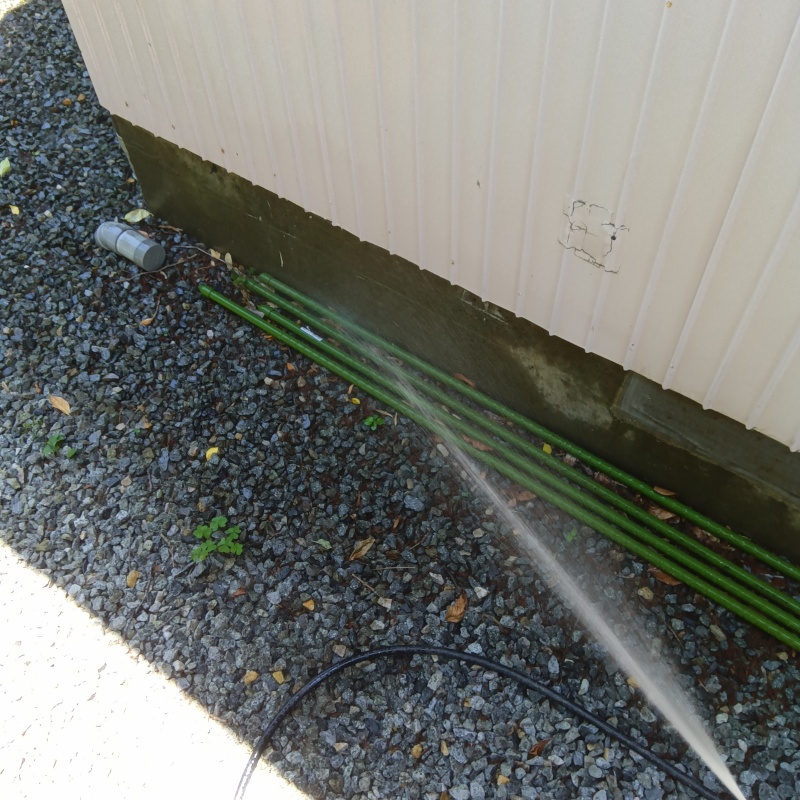 建物の外周にシロアリ駆除剤を散布