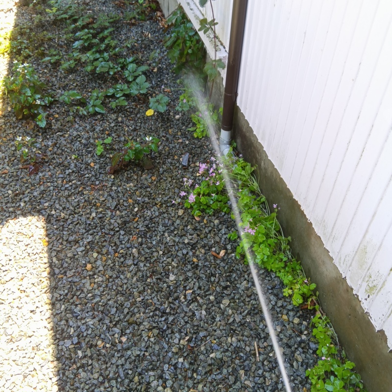 建物の外周にシロアリ駆除剤を散布