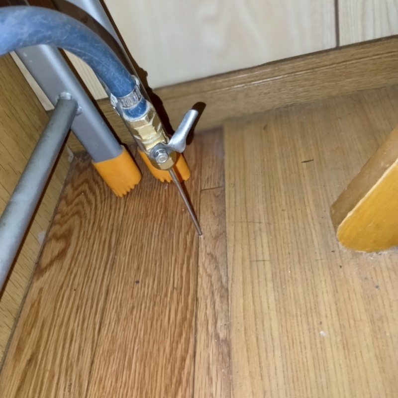 床にシロアリ駆除剤を注入