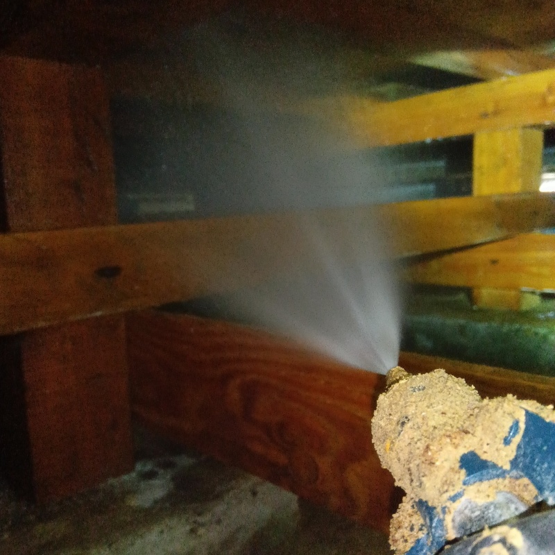 床下の木材にシロアリ駆除剤を散布