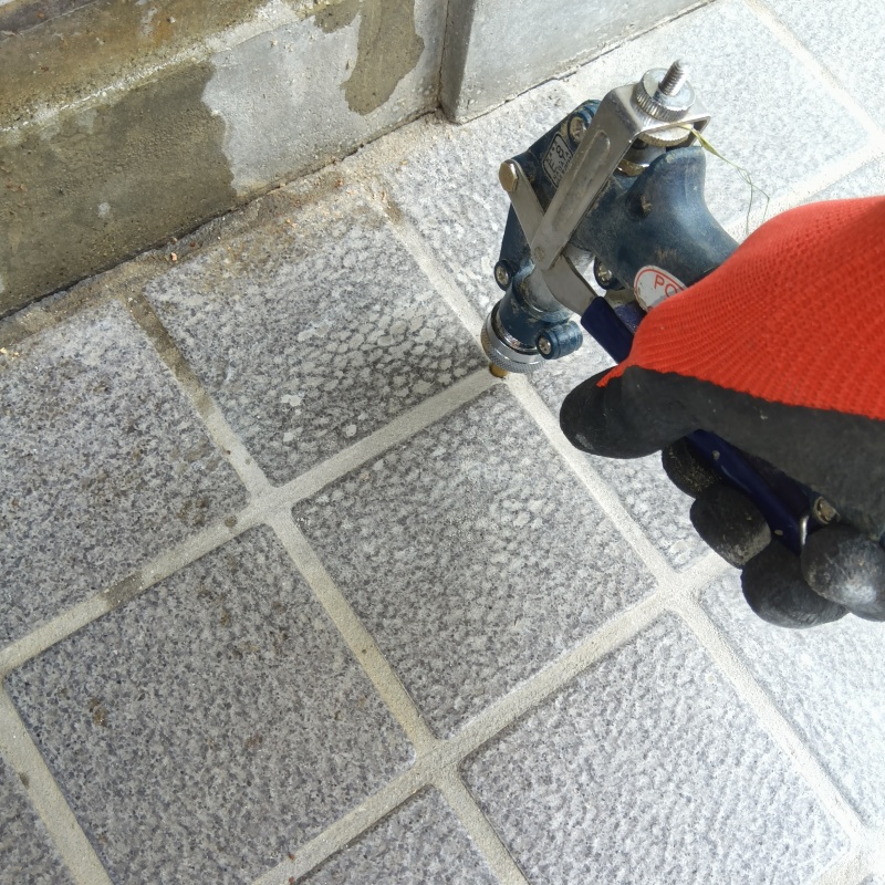 床にシロアリ駆除剤を注入