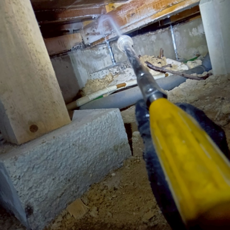 床下の木材にシロアリ駆除剤を散布