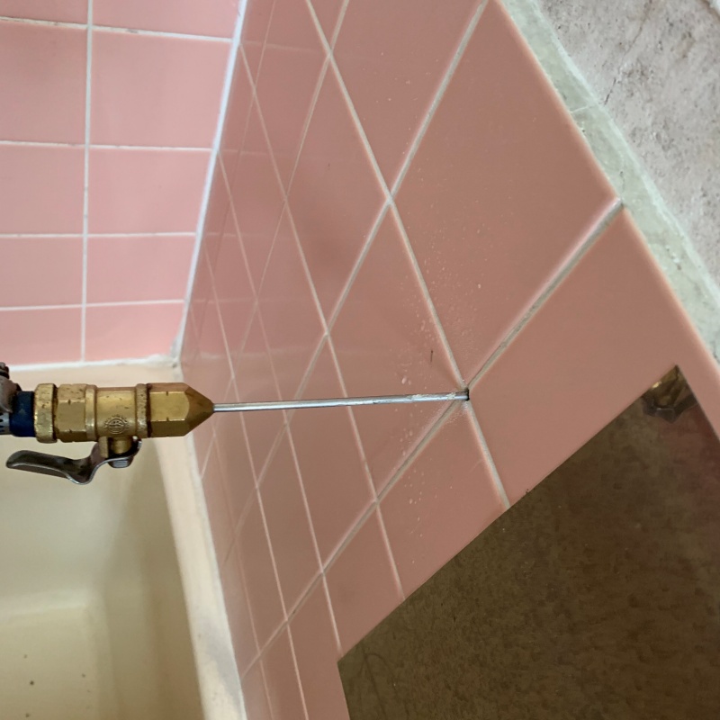 壁にシロアリ駆除剤を注入