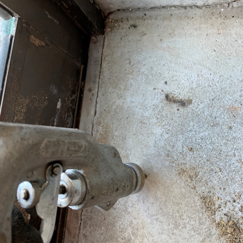 床にシロアリ駆除剤を注入