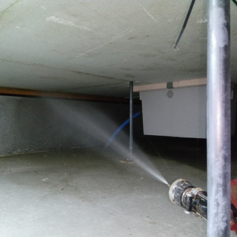 床下の木材にシロアリ駆除剤を散布