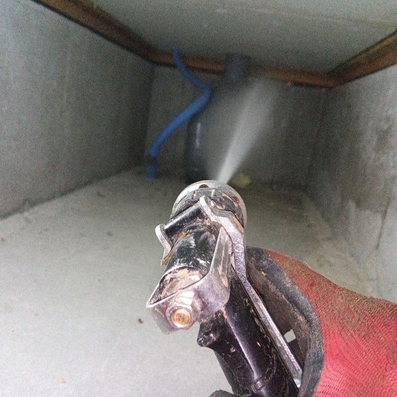 床下の木材にシロアリ駆除剤を散布