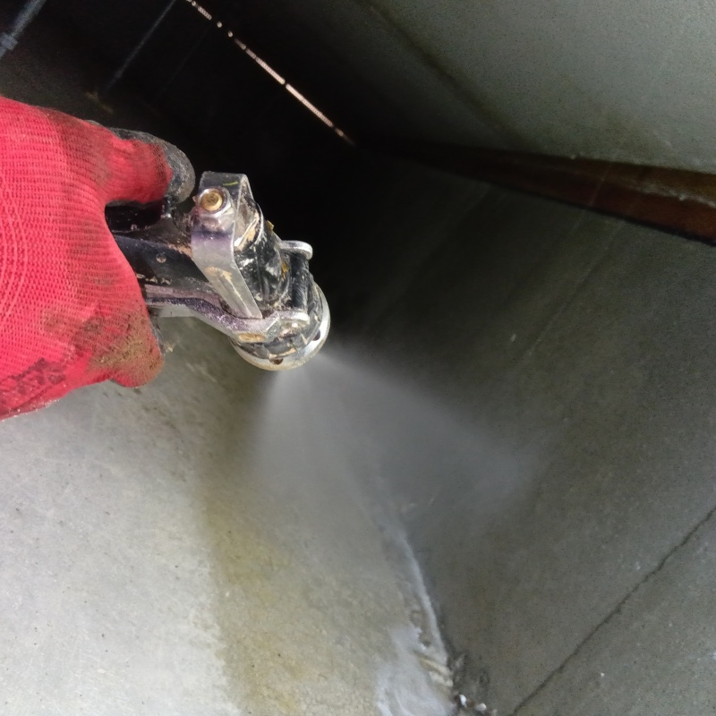 床下の地面にシロアリ駆除剤を散布