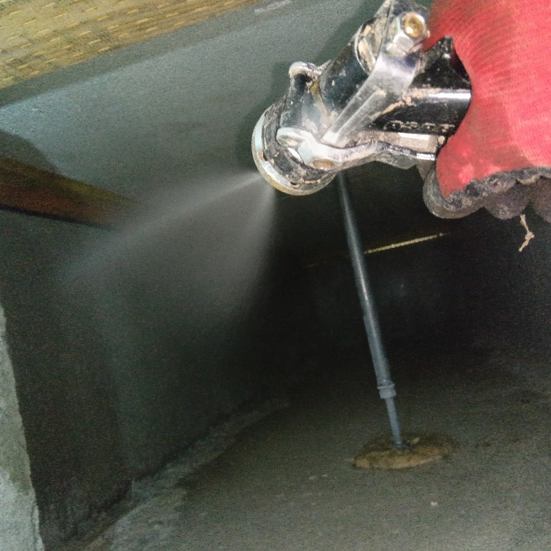 床下の地面にシロアリ駆除剤を散布