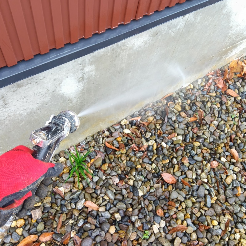 建物の外周にシロアリ駆除剤を散布