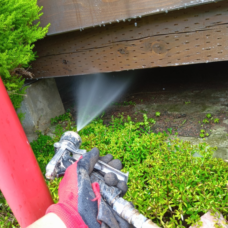 建物の外周にシロアリ駆除剤を散布