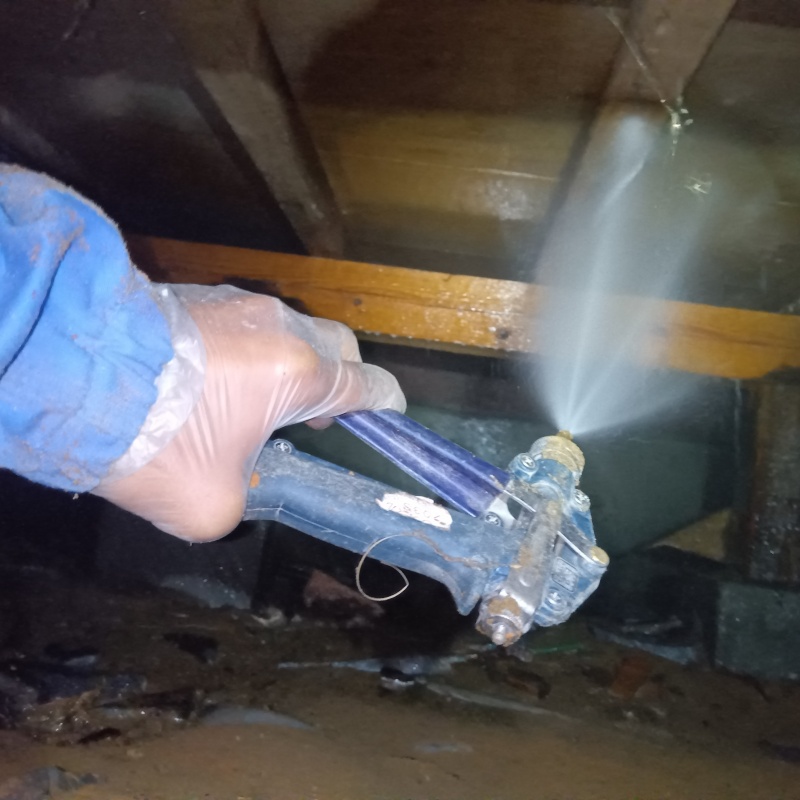 床下の木材にシロアリ駆除剤を散布