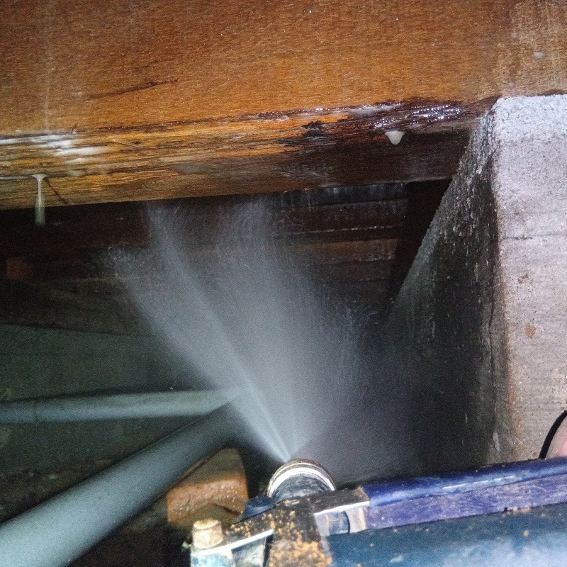 床下の木材にシロアリ駆除剤を散布