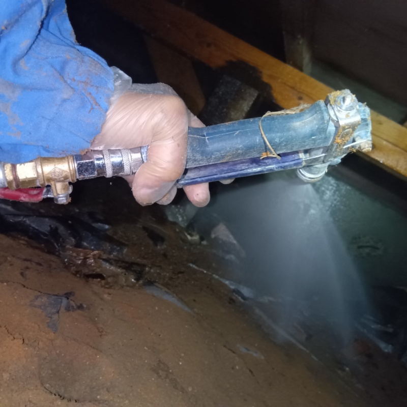 床下の地面にシロアリ駆除剤を散布