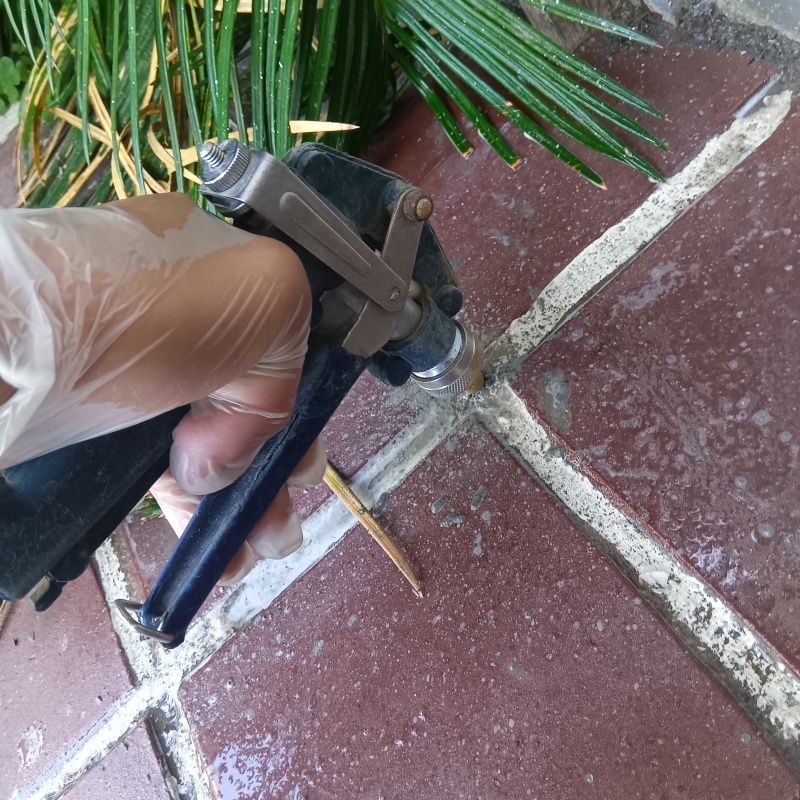 床にシロアリ駆除剤を注入