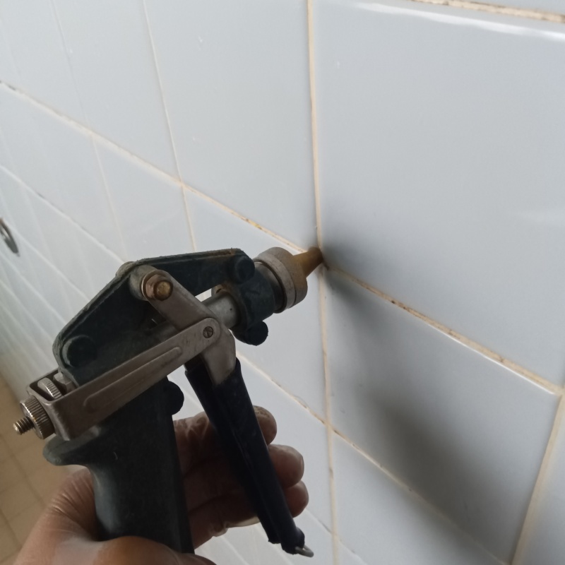 壁にシロアリ駆除剤を注入