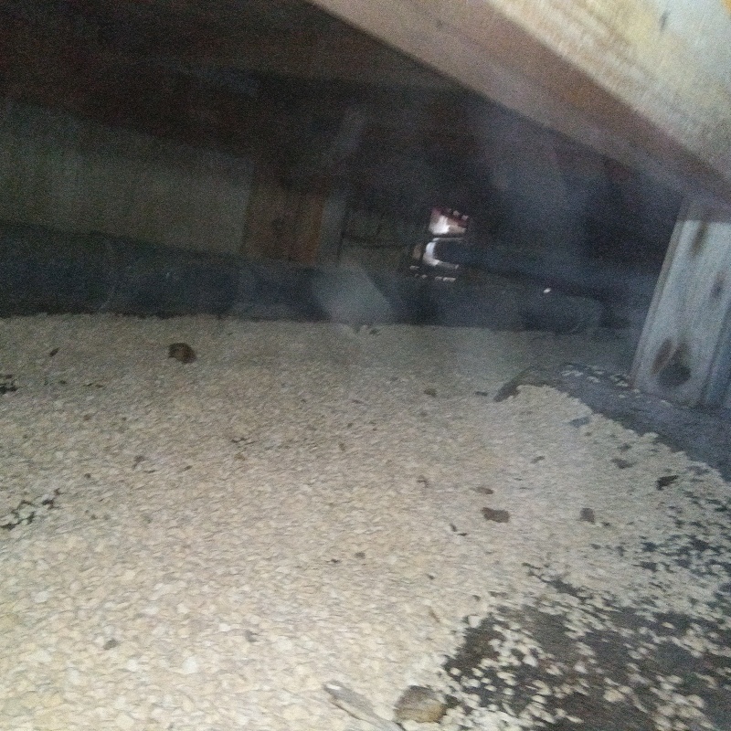 床下に調湿材を敷き詰めた様子