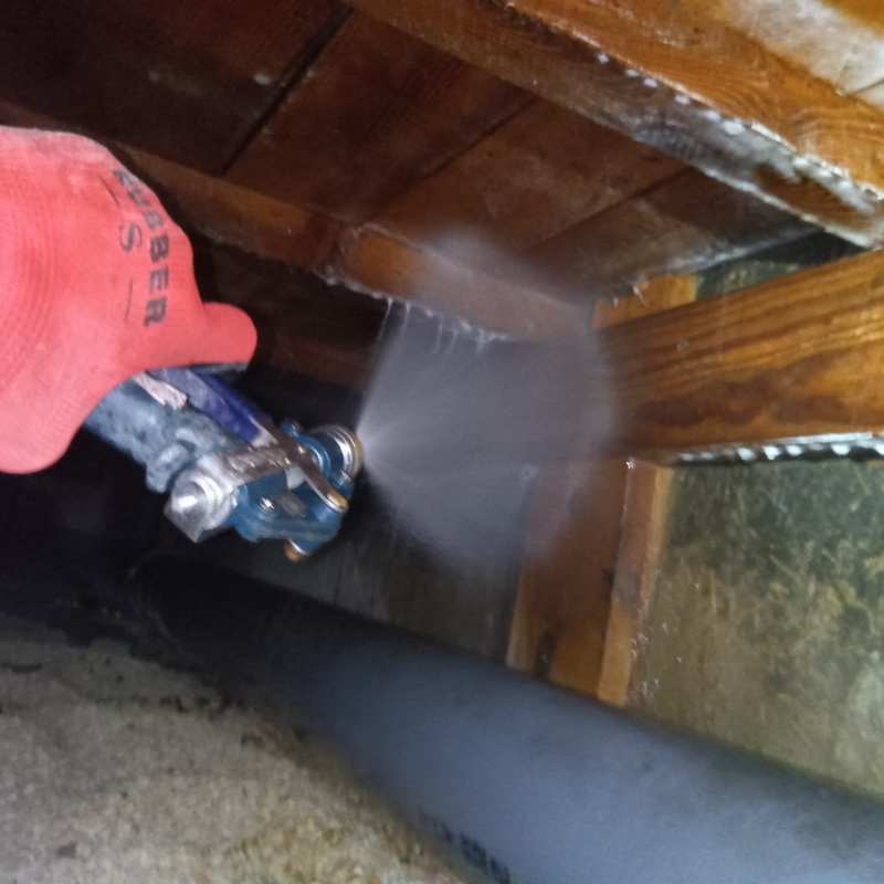 床下の木材にシロアリ駆除剤を散布