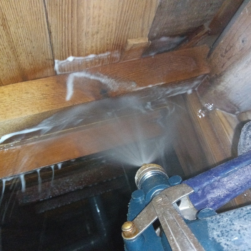 床下の木材にシロアリ駆除剤を散布