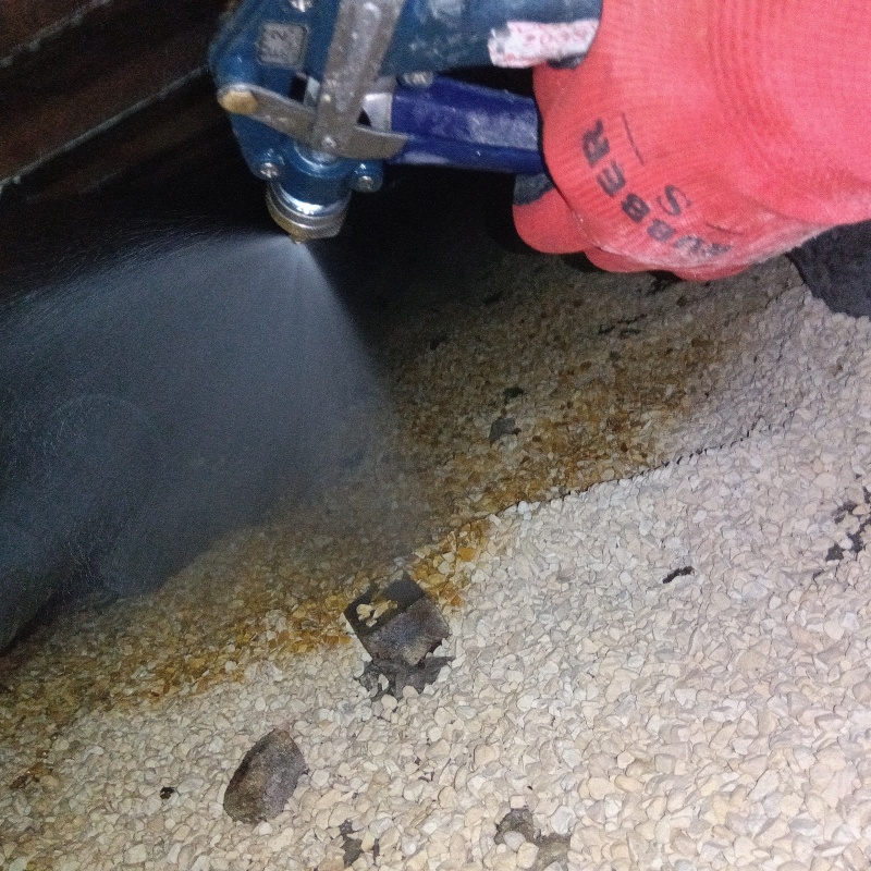 床下の地面にシロアリ駆除剤を散布