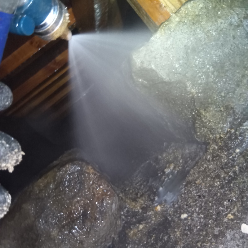 床下の地面にシロアリ駆除剤を散布