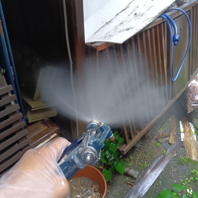 建物の外周にシロアリ駆除剤を散布