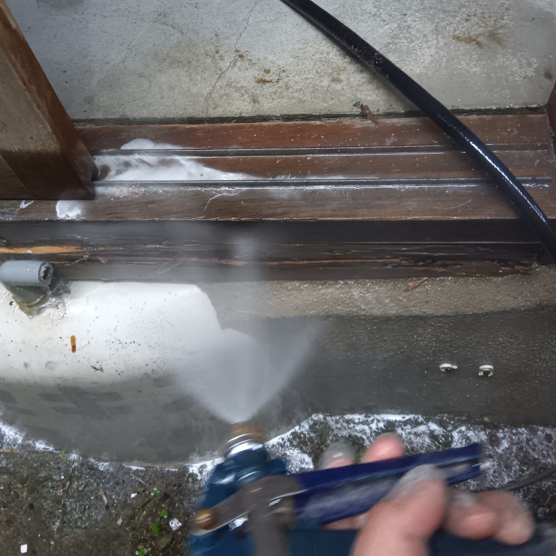 建物の外周にシロアリ駆除剤を散布