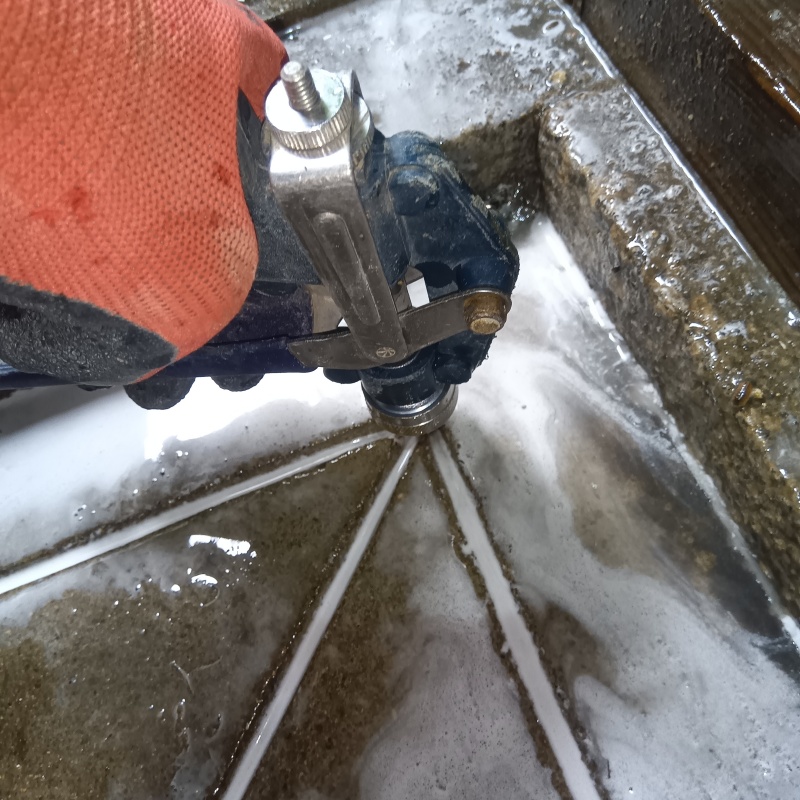 床にシロアリ駆除剤を注入