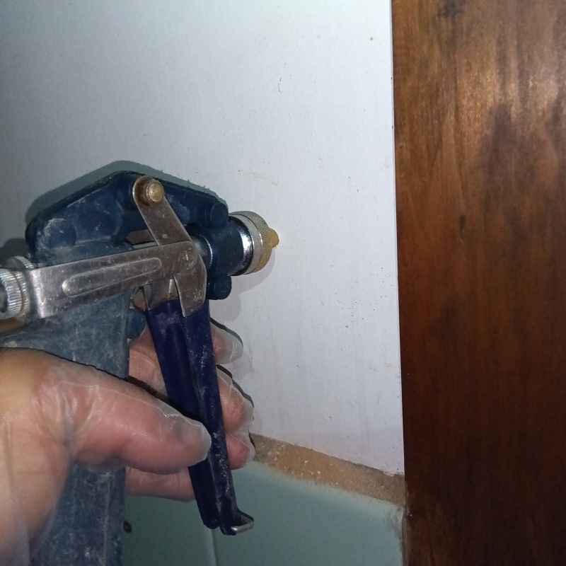 壁にシロアリ駆除剤を注入