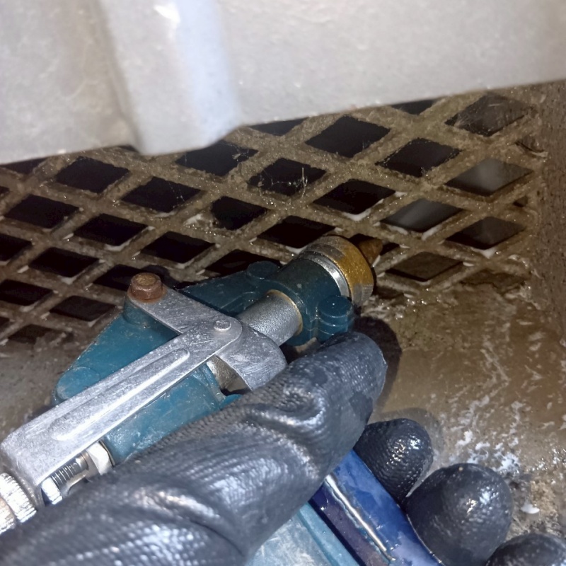 床下換気口からシロアリ駆除剤を散布