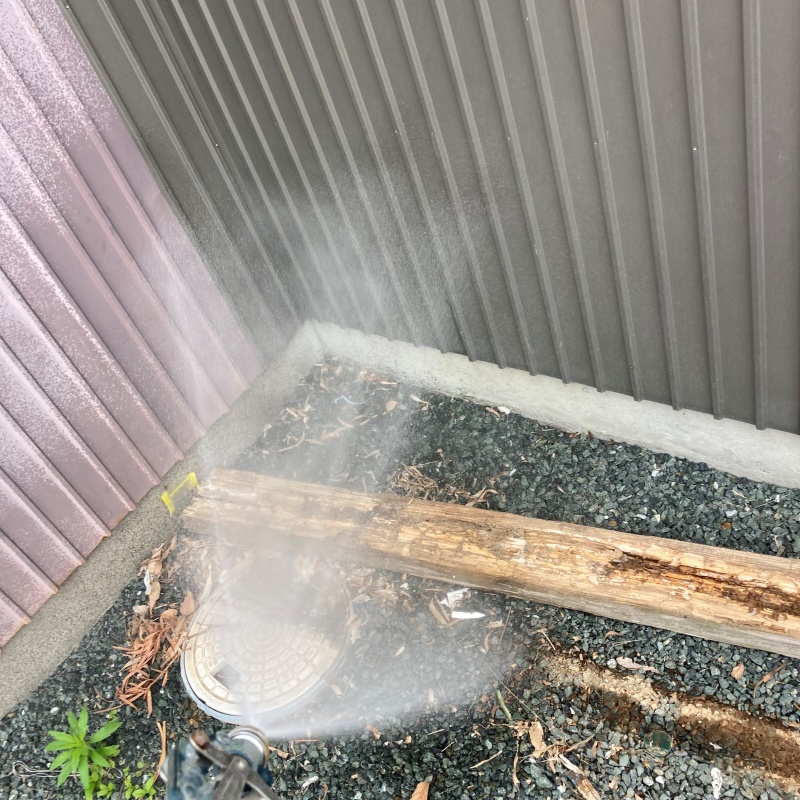 廃材にシロアリ駆除剤を散布