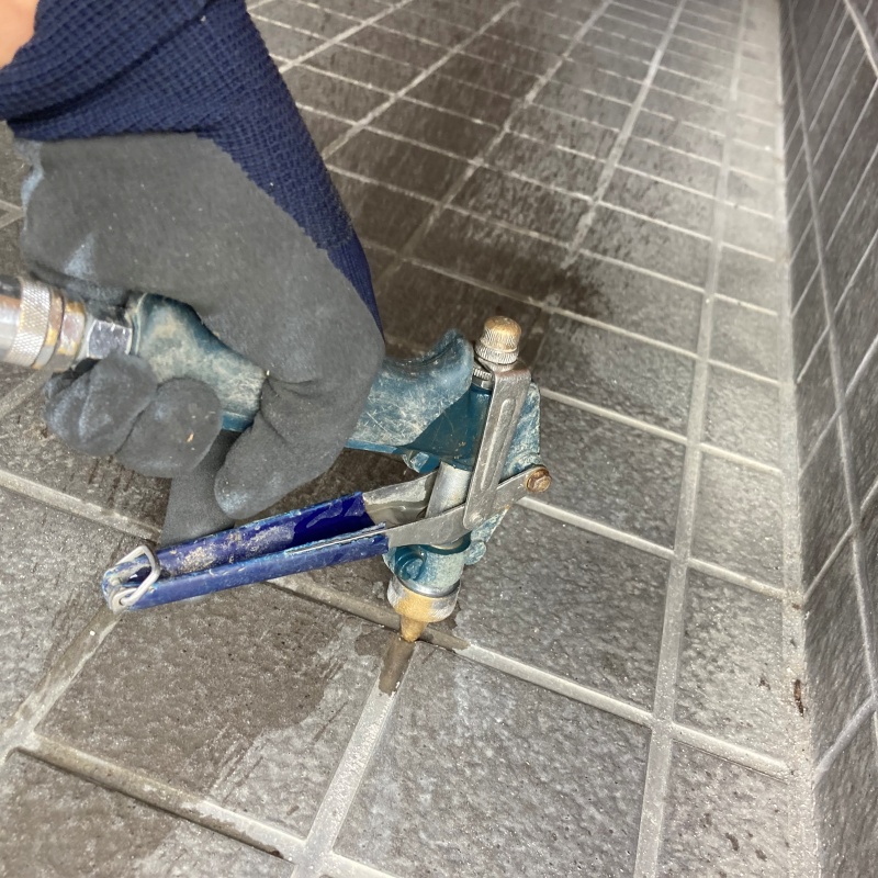 床にシロアリ駆除剤を注入