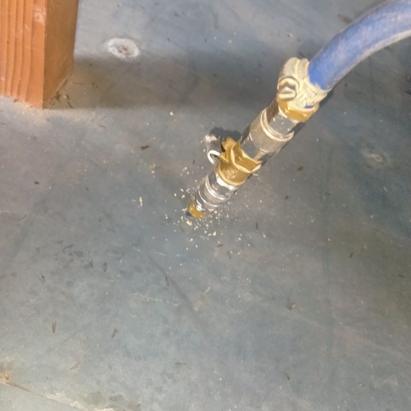 床にシロアリ駆除剤を注入