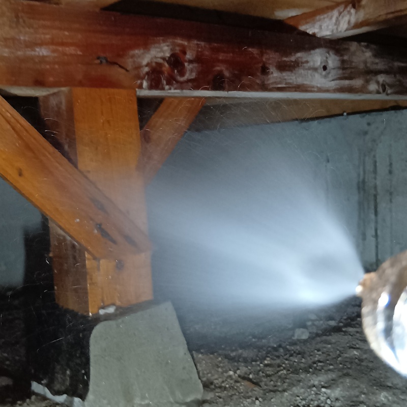 床下の木材にシロアリ駆除剤を散布