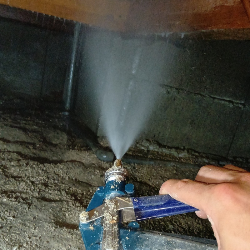 床下の木材にシロアリ駆除剤を散布