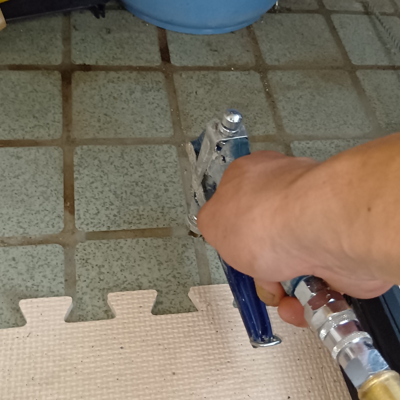 床にシロアリ駆除剤を注入