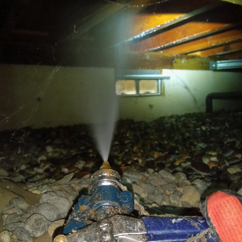 床下の木材にシロアリ駆除剤を散布