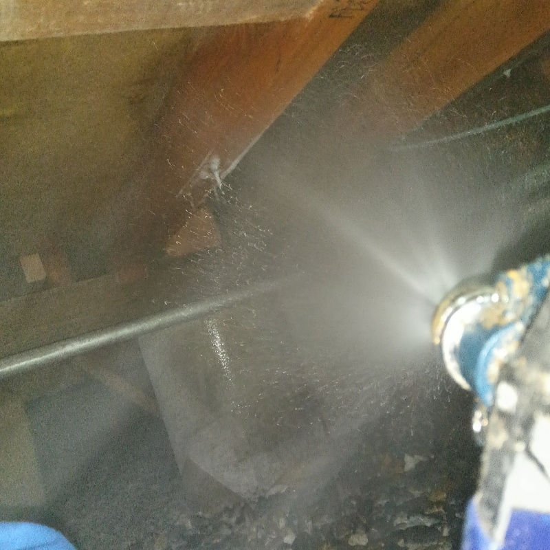 床下の木材にシロアリ駆除剤を散布